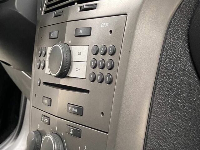 Черный Опель Астра, объемом двигателя 1.4 л и пробегом 155 тыс. км за 3950 $, фото 9 на Automoto.ua