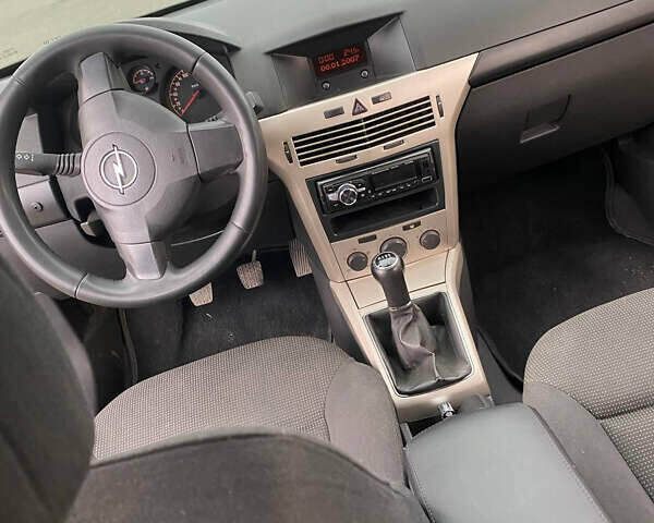 Черный Опель Астра, объемом двигателя 1.36 л и пробегом 258 тыс. км за 4200 $, фото 5 на Automoto.ua