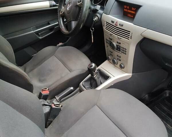 Черный Опель Астра, объемом двигателя 1.6 л и пробегом 250 тыс. км за 5600 $, фото 2 на Automoto.ua