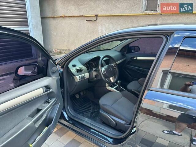 Черный Опель Астра, объемом двигателя 1.6 л и пробегом 266 тыс. км за 4700 $, фото 4 на Automoto.ua