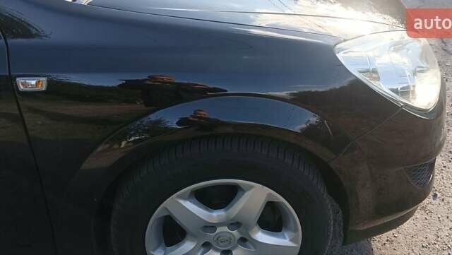 Черный Опель Астра, объемом двигателя 1.6 л и пробегом 203 тыс. км за 5850 $, фото 4 на Automoto.ua