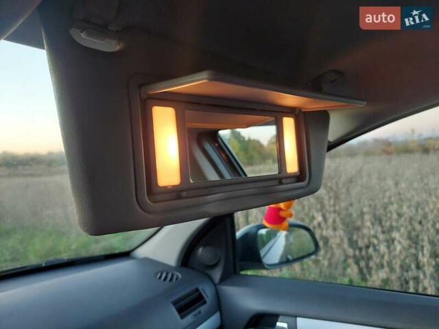 Черный Опель Астра, объемом двигателя 1.25 л и пробегом 268 тыс. км за 5000 $, фото 5 на Automoto.ua