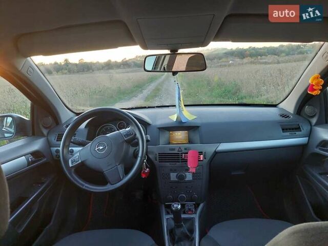 Черный Опель Астра, объемом двигателя 1.25 л и пробегом 268 тыс. км за 5000 $, фото 4 на Automoto.ua