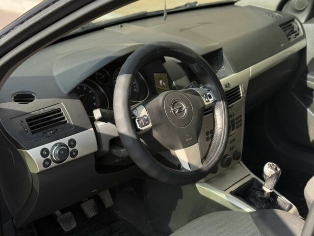 Черный Опель Астра, объемом двигателя 1.6 л и пробегом 400 тыс. км за 3000 $, фото 7 на Automoto.ua