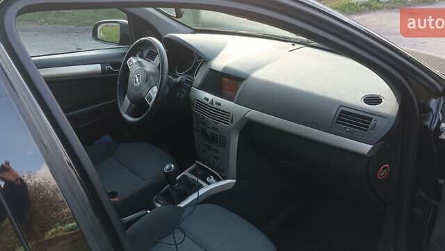 Черный Опель Астра, объемом двигателя 1.6 л и пробегом 203 тыс. км за 5850 $, фото 2 на Automoto.ua