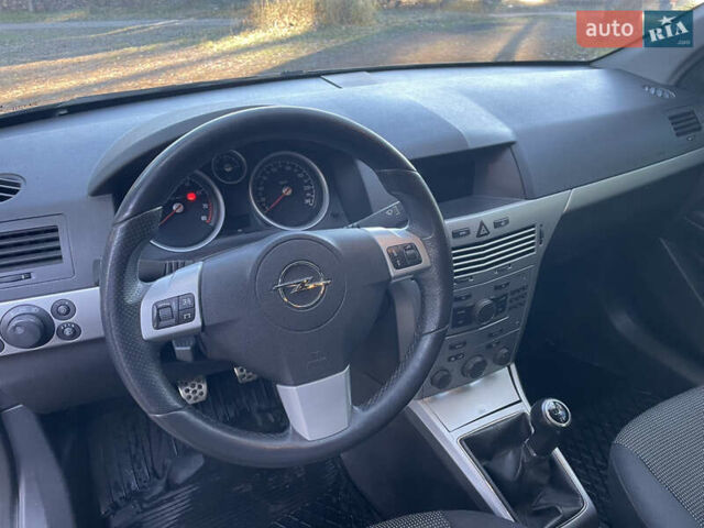 Черный Опель Астра, объемом двигателя 1.8 л и пробегом 250 тыс. км за 5700 $, фото 14 на Automoto.ua