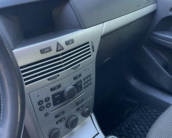 Черный Опель Астра, объемом двигателя 1.8 л и пробегом 250 тыс. км за 5700 $, фото 15 на Automoto.ua