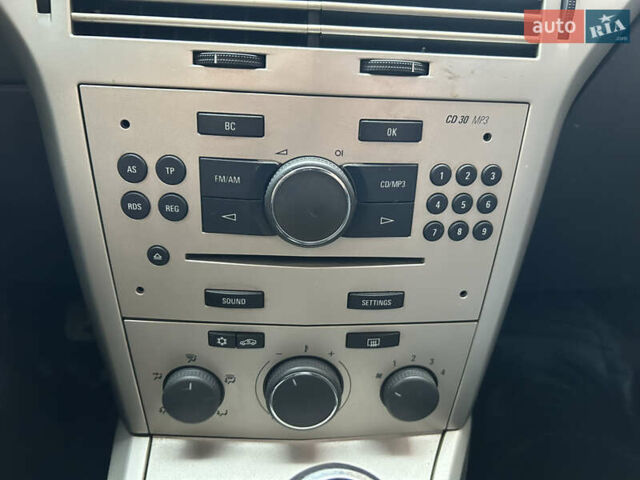 Черный Опель Астра, объемом двигателя 1.4 л и пробегом 220 тыс. км за 4350 $, фото 12 на Automoto.ua