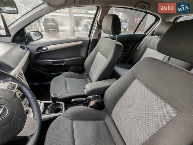 Черный Опель Астра, объемом двигателя 1.6 л и пробегом 194 тыс. км за 5300 $, фото 24 на Automoto.ua