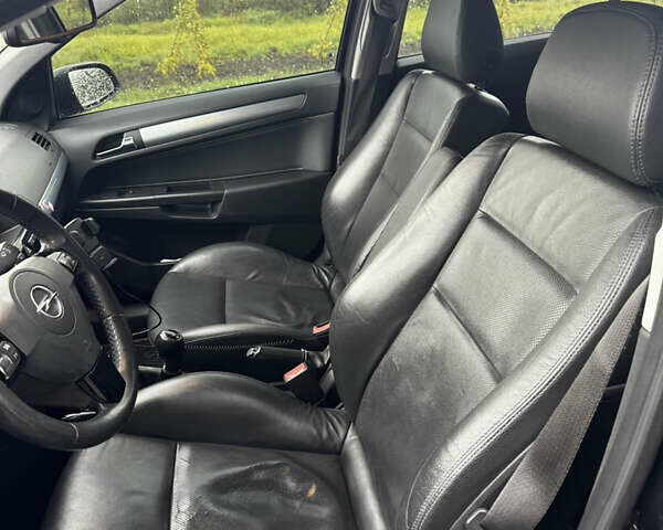 Черный Опель Астра, объемом двигателя 1.7 л и пробегом 320 тыс. км за 5400 $, фото 15 на Automoto.ua