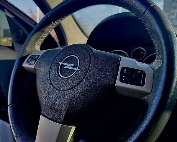 Черный Опель Астра, объемом двигателя 1.4 л и пробегом 180 тыс. км за 6000 $, фото 2 на Automoto.ua