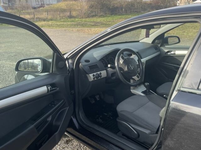 Черный Опель Астра, объемом двигателя 1.7 л и пробегом 224 тыс. км за 4500 $, фото 5 на Automoto.ua