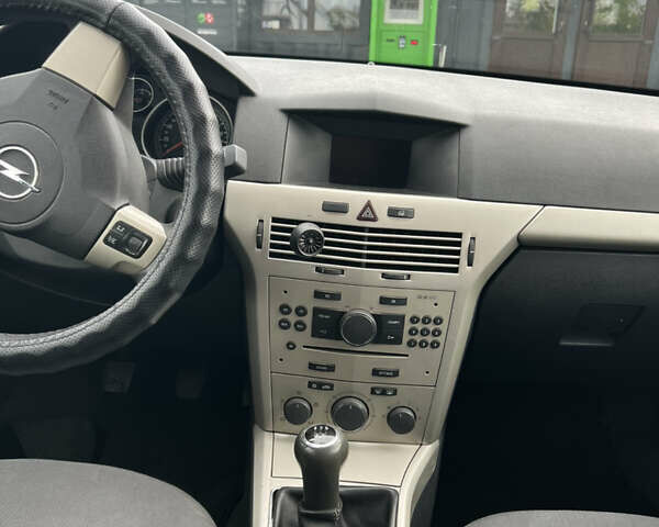 Черный Опель Астра, объемом двигателя 1.7 л и пробегом 240 тыс. км за 4800 $, фото 9 на Automoto.ua