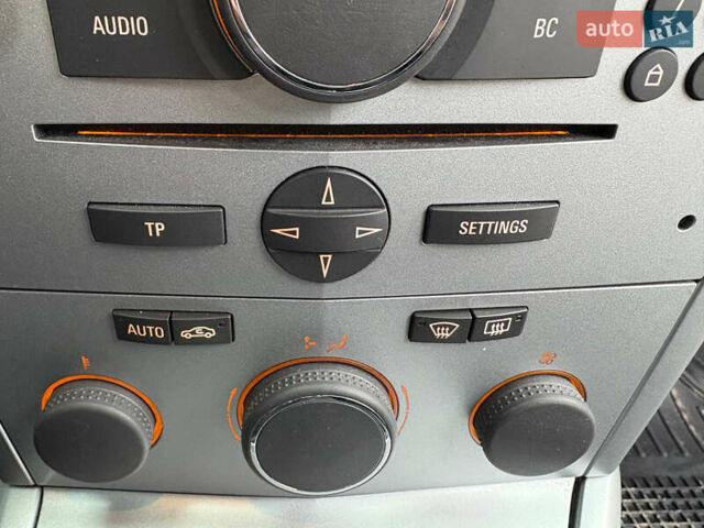 Черный Опель Астра, объемом двигателя 1.6 л и пробегом 245 тыс. км за 5650 $, фото 15 на Automoto.ua