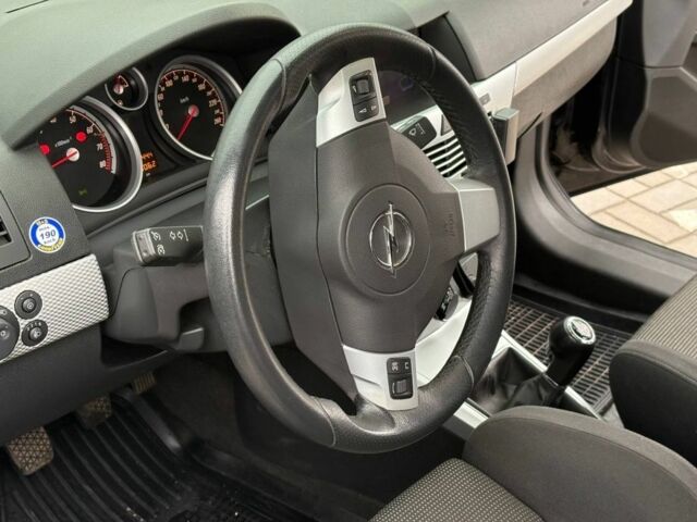 Черный Опель Астра, объемом двигателя 1.6 л и пробегом 246 тыс. км за 5650 $, фото 8 на Automoto.ua