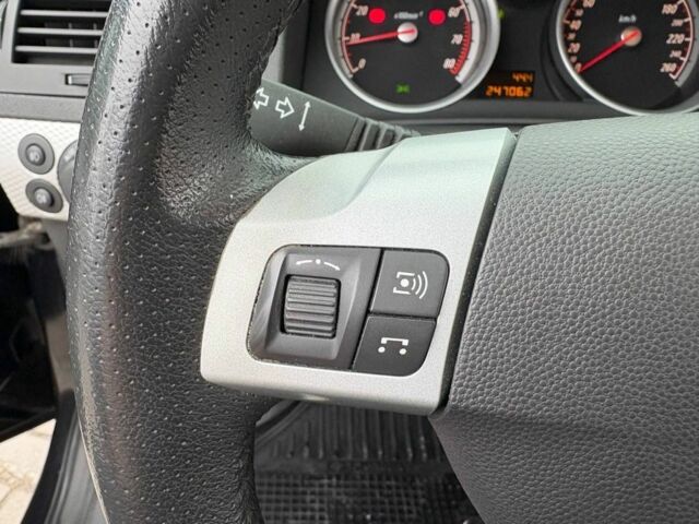 Черный Опель Астра, объемом двигателя 1.6 л и пробегом 246 тыс. км за 5650 $, фото 12 на Automoto.ua