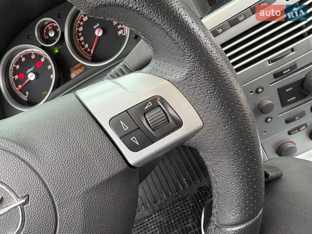 Черный Опель Астра, объемом двигателя 1.6 л и пробегом 245 тыс. км за 5650 $, фото 18 на Automoto.ua