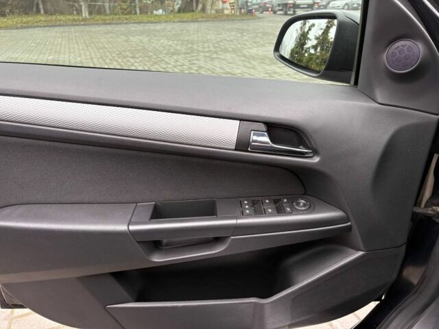 Черный Опель Астра, объемом двигателя 1.6 л и пробегом 246 тыс. км за 5650 $, фото 15 на Automoto.ua