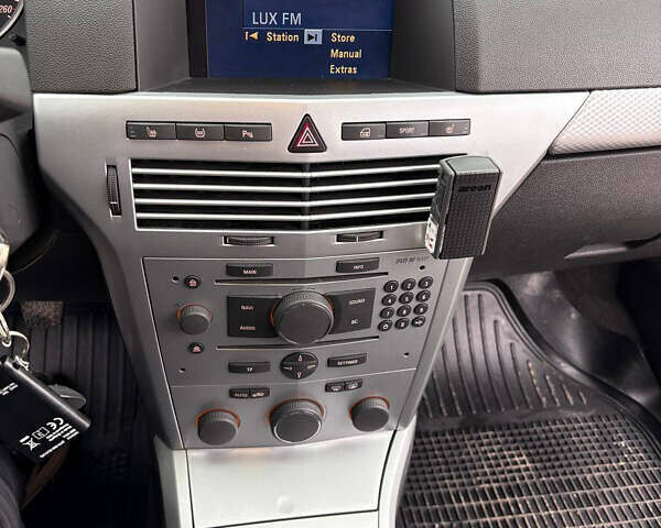 Черный Опель Астра, объемом двигателя 1.6 л и пробегом 245 тыс. км за 5650 $, фото 11 на Automoto.ua