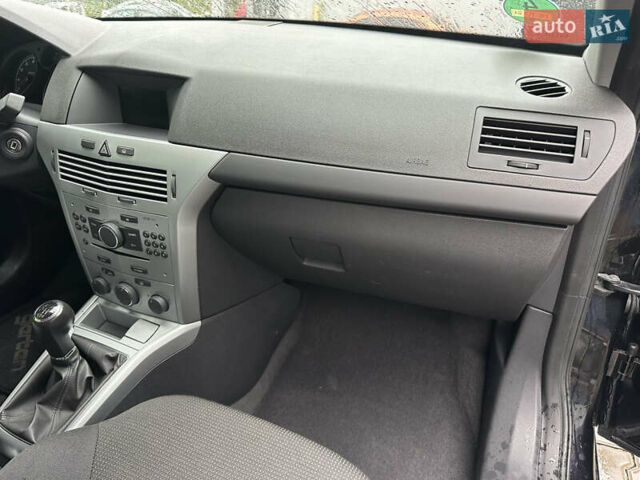 Черный Опель Астра, объемом двигателя 1.6 л и пробегом 98 тыс. км за 6150 $, фото 23 на Automoto.ua