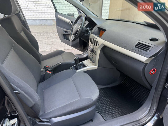Черный Опель Астра, объемом двигателя 1.6 л и пробегом 225 тыс. км за 5800 $, фото 39 на Automoto.ua