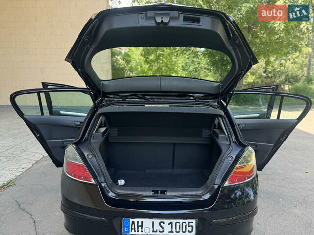 Черный Опель Астра, объемом двигателя 1.6 л и пробегом 225 тыс. км за 5800 $, фото 30 на Automoto.ua
