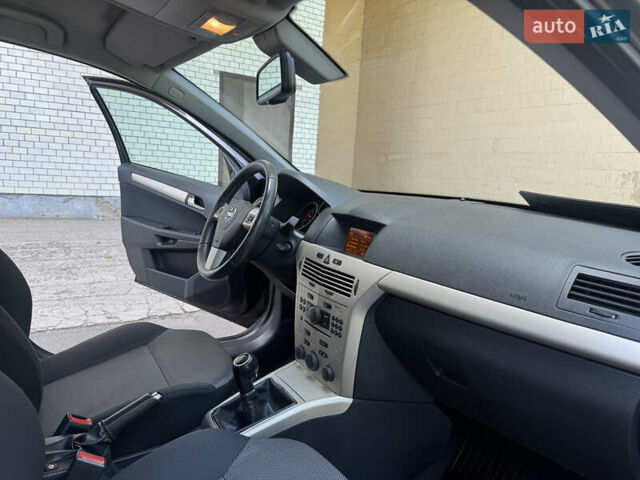 Черный Опель Астра, объемом двигателя 1.6 л и пробегом 225 тыс. км за 5800 $, фото 41 на Automoto.ua