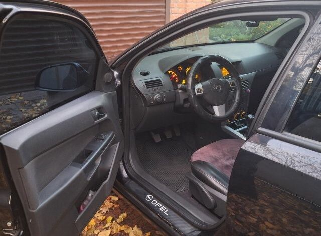 Черный Опель Астра, объемом двигателя 1.4 л и пробегом 173 тыс. км за 5500 $, фото 11 на Automoto.ua