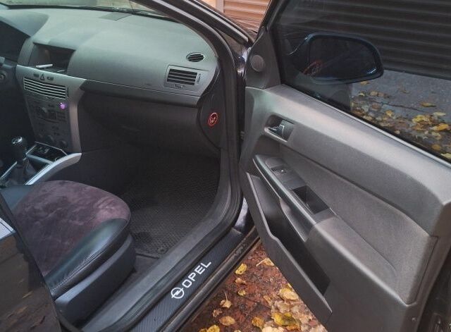 Черный Опель Астра, объемом двигателя 1.4 л и пробегом 173 тыс. км за 5500 $, фото 8 на Automoto.ua