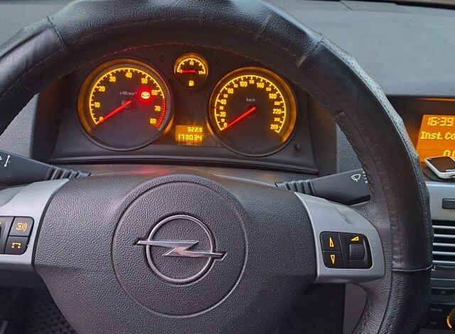 Черный Опель Астра, объемом двигателя 1.4 л и пробегом 173 тыс. км за 5500 $, фото 13 на Automoto.ua