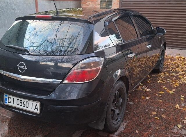 Черный Опель Астра, объемом двигателя 1.4 л и пробегом 173 тыс. км за 5500 $, фото 2 на Automoto.ua