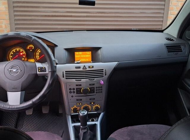 Черный Опель Астра, объемом двигателя 1.4 л и пробегом 173 тыс. км за 5500 $, фото 12 на Automoto.ua