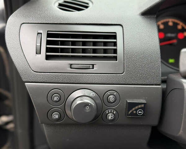 Черный Опель Астра, объемом двигателя 1.6 л и пробегом 169 тыс. км за 6750 $, фото 19 на Automoto.ua