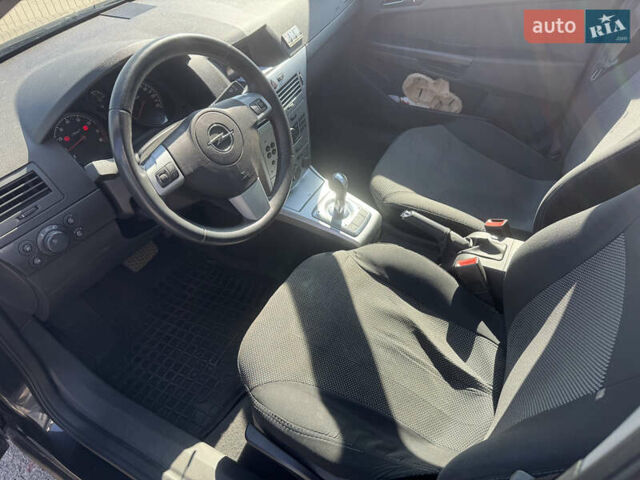 Черный Опель Астра, объемом двигателя 1.6 л и пробегом 130 тыс. км за 6990 $, фото 12 на Automoto.ua