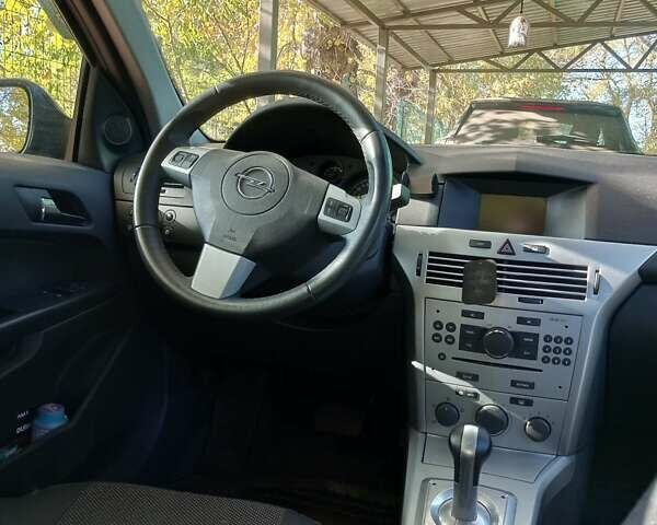 Черный Опель Астра, объемом двигателя 1.6 л и пробегом 140 тыс. км за 6100 $, фото 5 на Automoto.ua