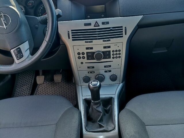 Черный Опель Астра, объемом двигателя 1.6 л и пробегом 194 тыс. км за 5000 $, фото 5 на Automoto.ua