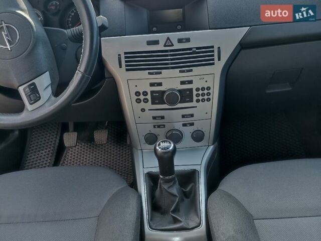 Черный Опель Астра, объемом двигателя 1.6 л и пробегом 194 тыс. км за 5000 $, фото 10 на Automoto.ua