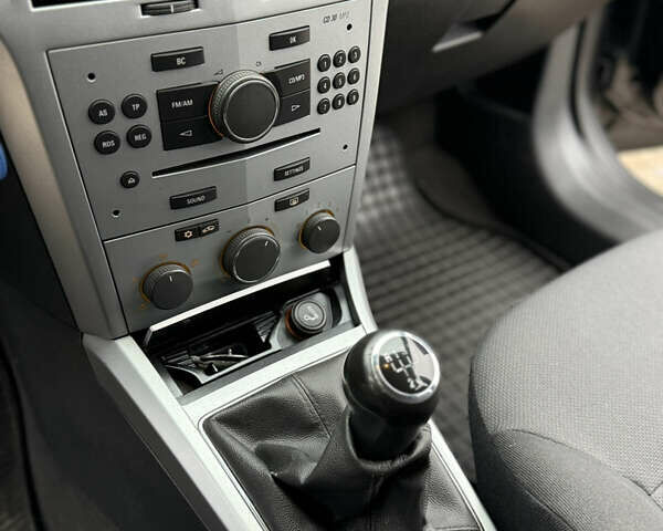 Черный Опель Астра, объемом двигателя 1.6 л и пробегом 169 тыс. км за 6750 $, фото 24 на Automoto.ua