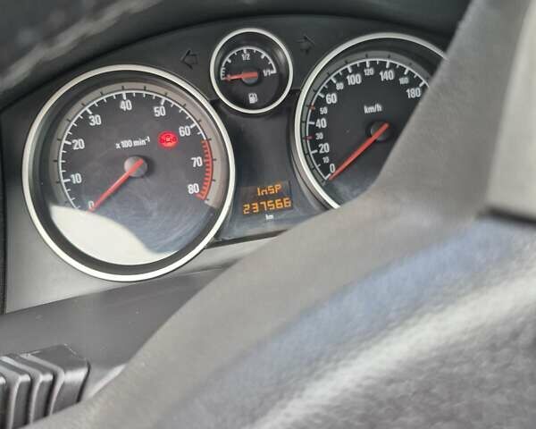 Черный Опель Астра, объемом двигателя 1.6 л и пробегом 237 тыс. км за 4500 $, фото 12 на Automoto.ua