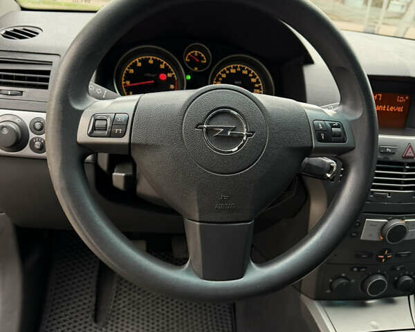 Черный Опель Астра, объемом двигателя 1.6 л и пробегом 215 тыс. км за 3999 $, фото 26 на Automoto.ua