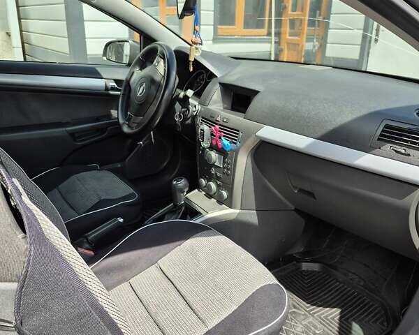 Черный Опель Астра, объемом двигателя 1.6 л и пробегом 237 тыс. км за 4500 $, фото 6 на Automoto.ua