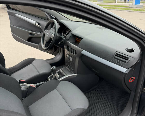 Черный Опель Астра, объемом двигателя 1.6 л и пробегом 215 тыс. км за 3999 $, фото 34 на Automoto.ua