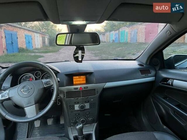 Черный Опель Астра, объемом двигателя 1.7 л и пробегом 320 тыс. км за 4500 $, фото 11 на Automoto.ua