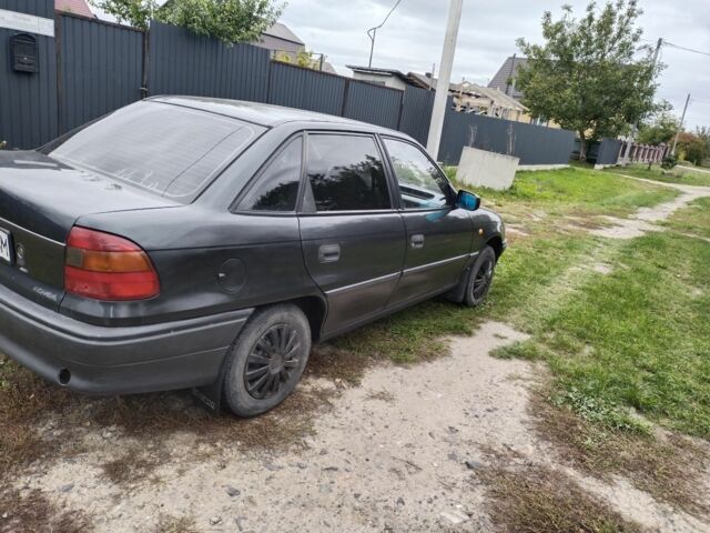 Черный Опель Астра, объемом двигателя 1.8 л и пробегом 270 тыс. км за 1750 $, фото 5 на Automoto.ua