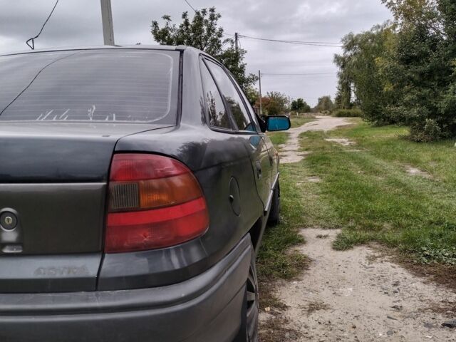 Черный Опель Астра, объемом двигателя 1.8 л и пробегом 270 тыс. км за 1750 $, фото 4 на Automoto.ua