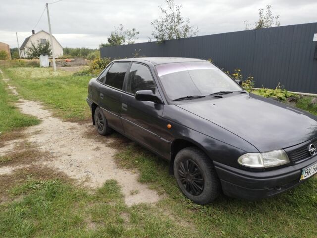 Черный Опель Астра, объемом двигателя 1.8 л и пробегом 270 тыс. км за 1750 $, фото 6 на Automoto.ua