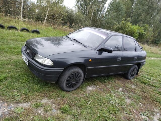 Черный Опель Астра, объемом двигателя 1.8 л и пробегом 270 тыс. км за 1750 $, фото 1 на Automoto.ua