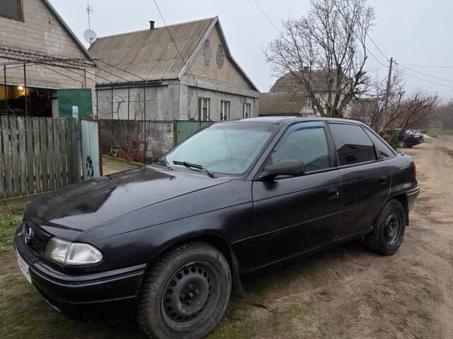 Чорний Опель Астра, об'ємом двигуна 1.6 л та пробігом 350 тис. км за 1800 $, фото 2 на Automoto.ua