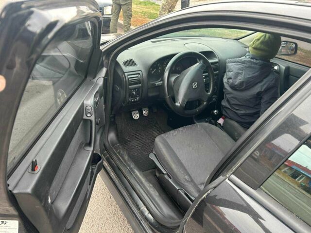 Черный Опель Астра, объемом двигателя 1.6 л и пробегом 290 тыс. км за 3000 $, фото 2 на Automoto.ua