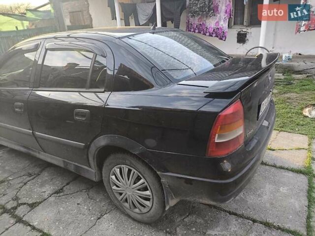 Черный Опель Астра, объемом двигателя 1.4 л и пробегом 200 тыс. км за 800 $, фото 2 на Automoto.ua